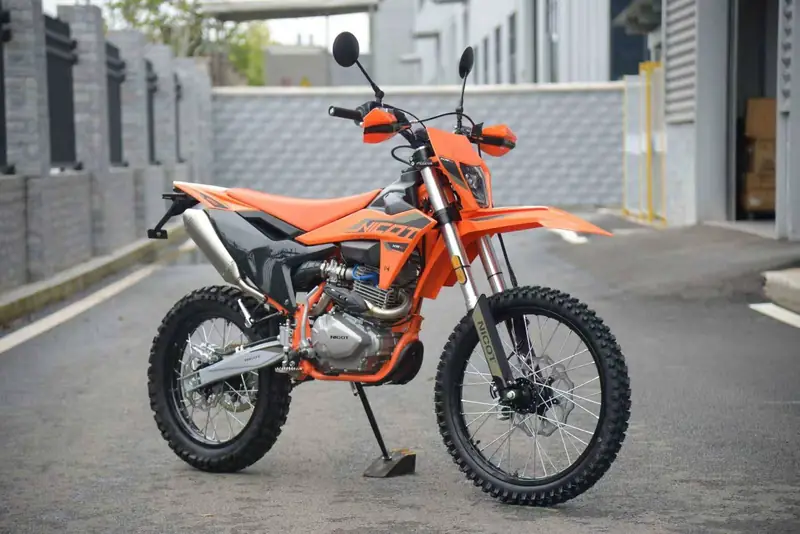 NICOT KR4-250PR בחצר, בזווית מלפנים, מצד ימין