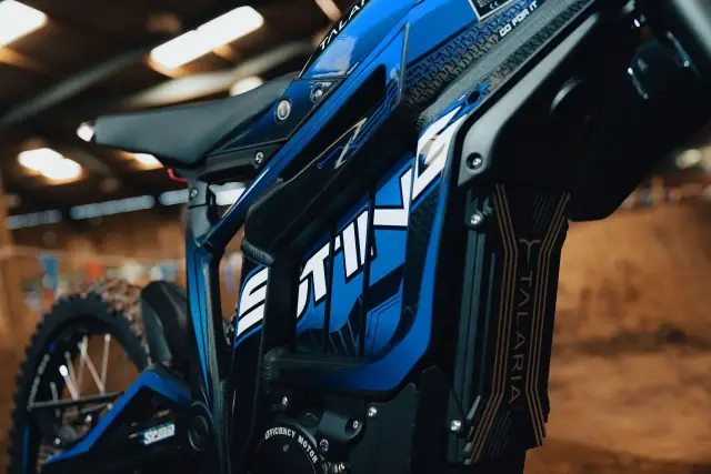 הצד של Talaria Sting R, עם מארז הסוללה והכיתוב של הדגם